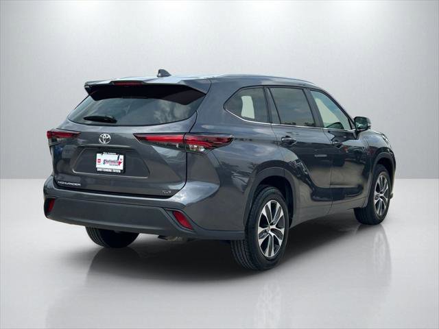Certified 2025 Toyota Highlander XLE FWD image 5