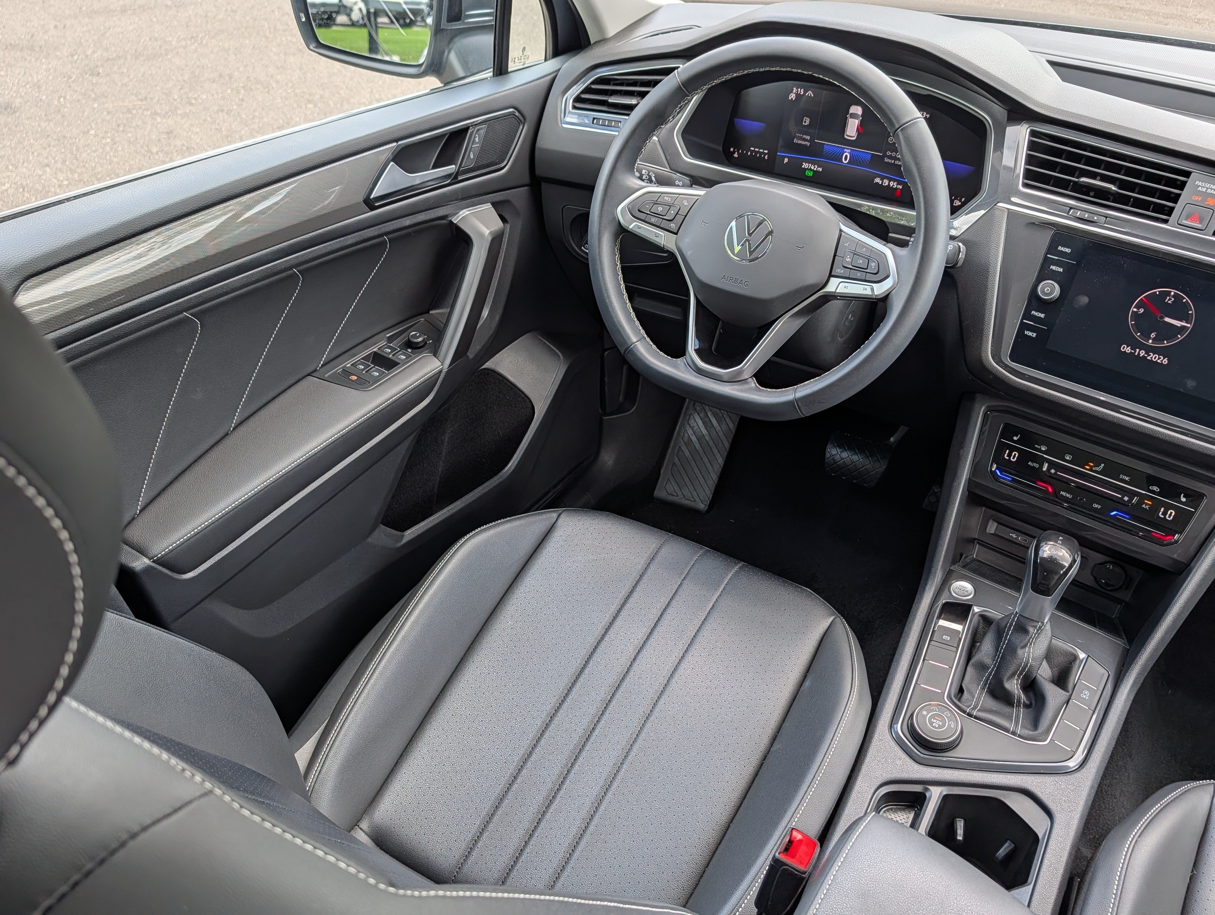 Certified 2023 Volkswagen Tiguan SE w/ Panoramic Sunroof Package AWD/4WD image 9