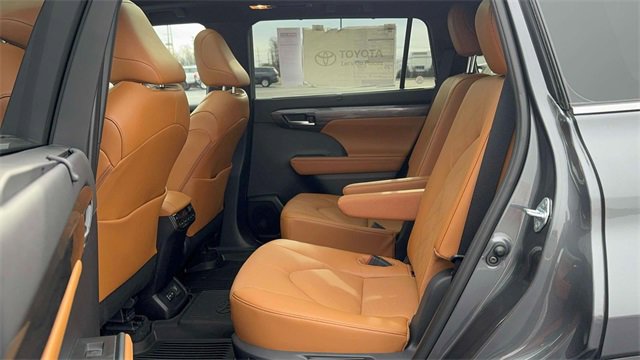 Used 2025 Toyota Highlander Platinum image 11