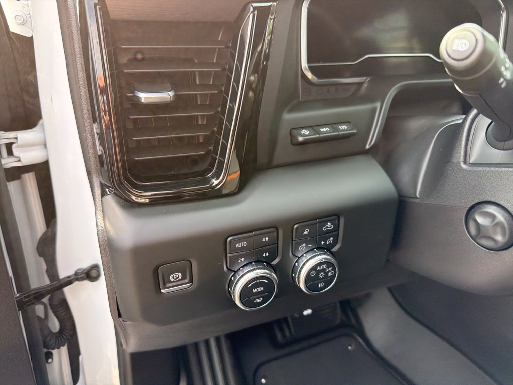 Used 2024 GMC Sierra 1500 AT4 w/ Technology Package AWD/4WD image 18