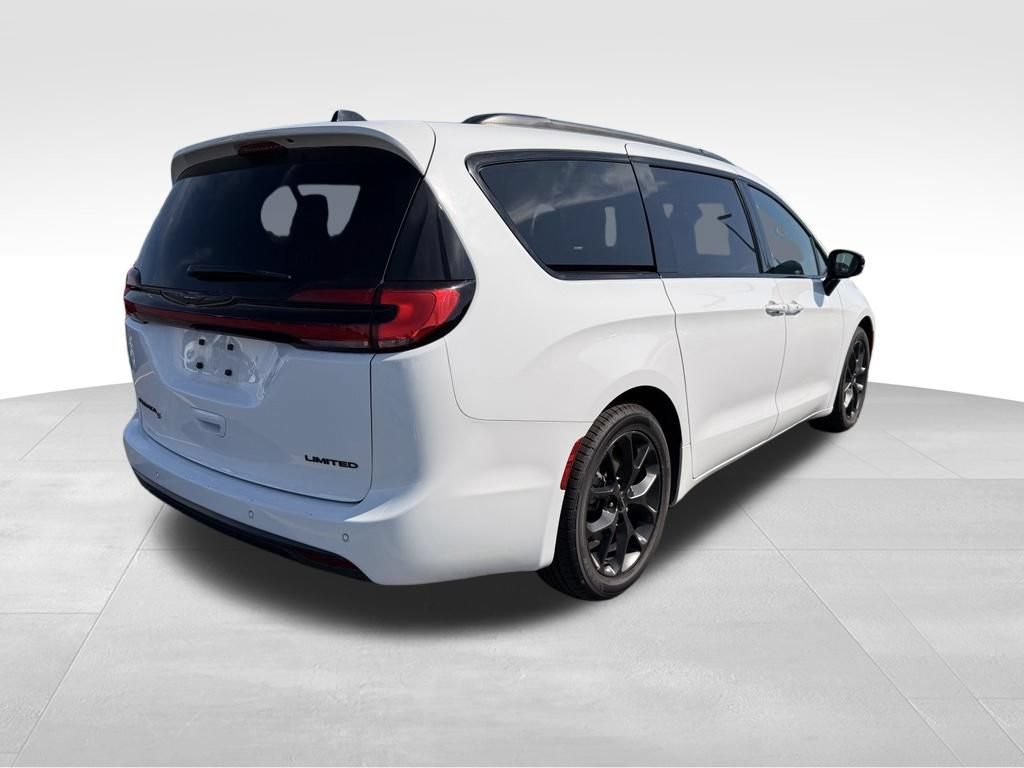 Used 2025 Chrysler Pacifica Limited FWD image 6