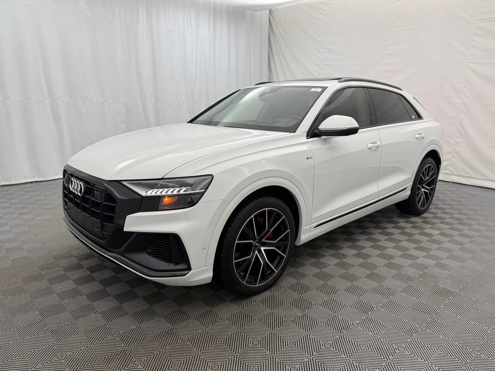 Used 2019 Audi Q8 Prestige w/ Adaptive Chassis Package AWD/4WD image 2
