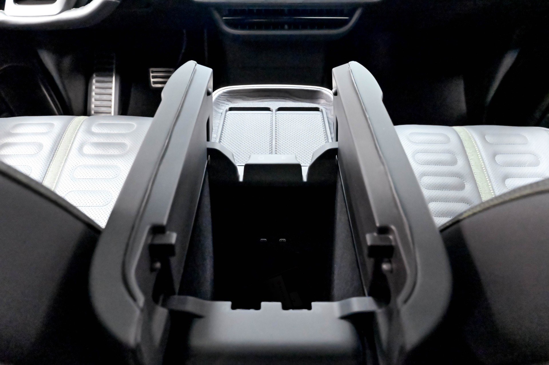 Used 2023 Rivian R1S Adventure AWD/4WD image 34