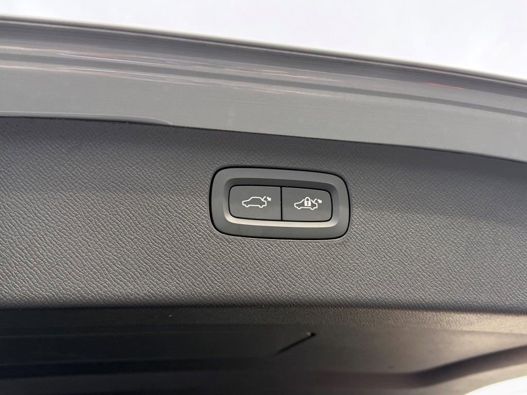 Certified 2025 Volvo XC90 B6 Plus image 20