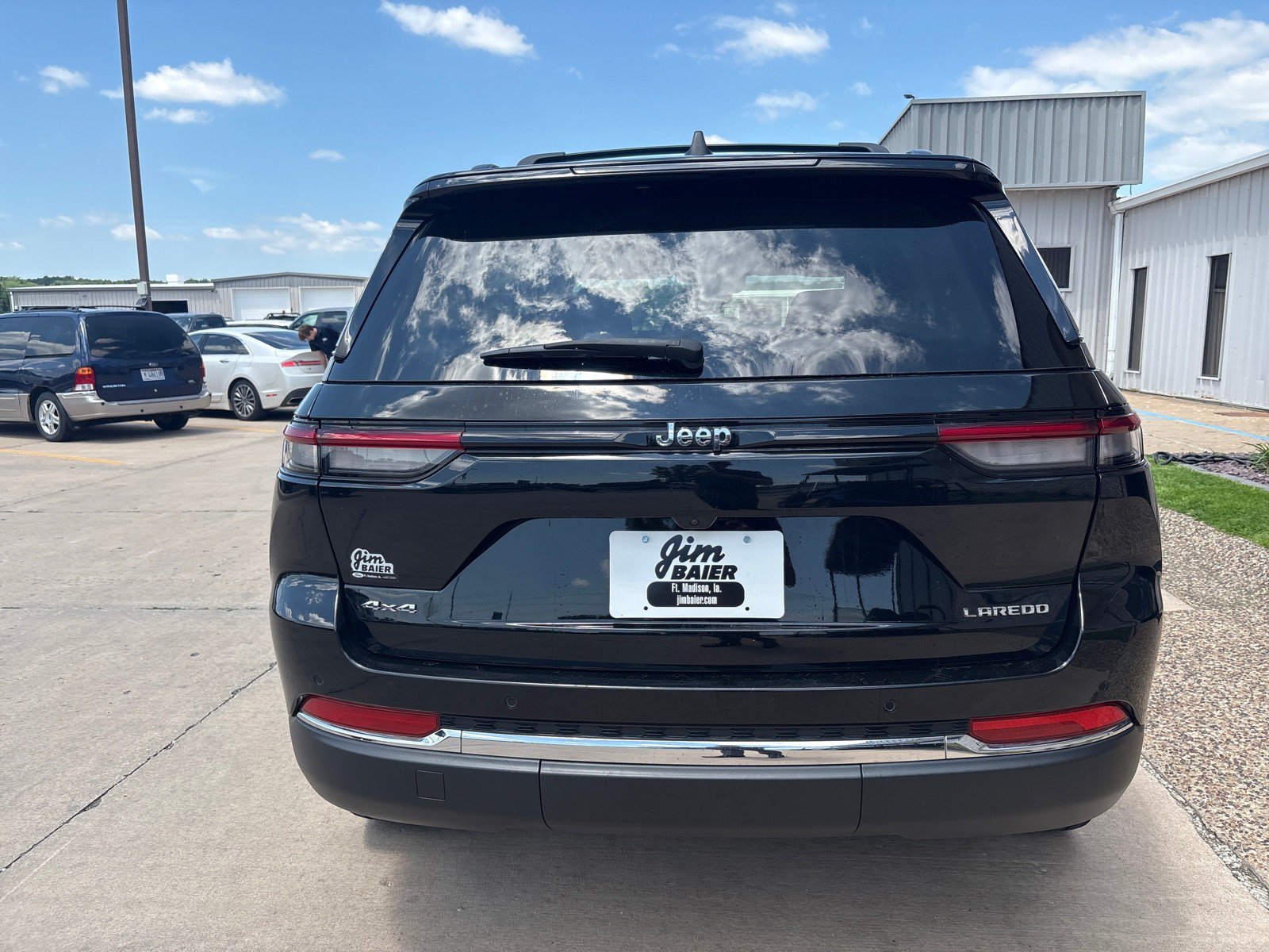 Used 2023 Jeep Grand Cherokee Laredo AWD/4WD image 9