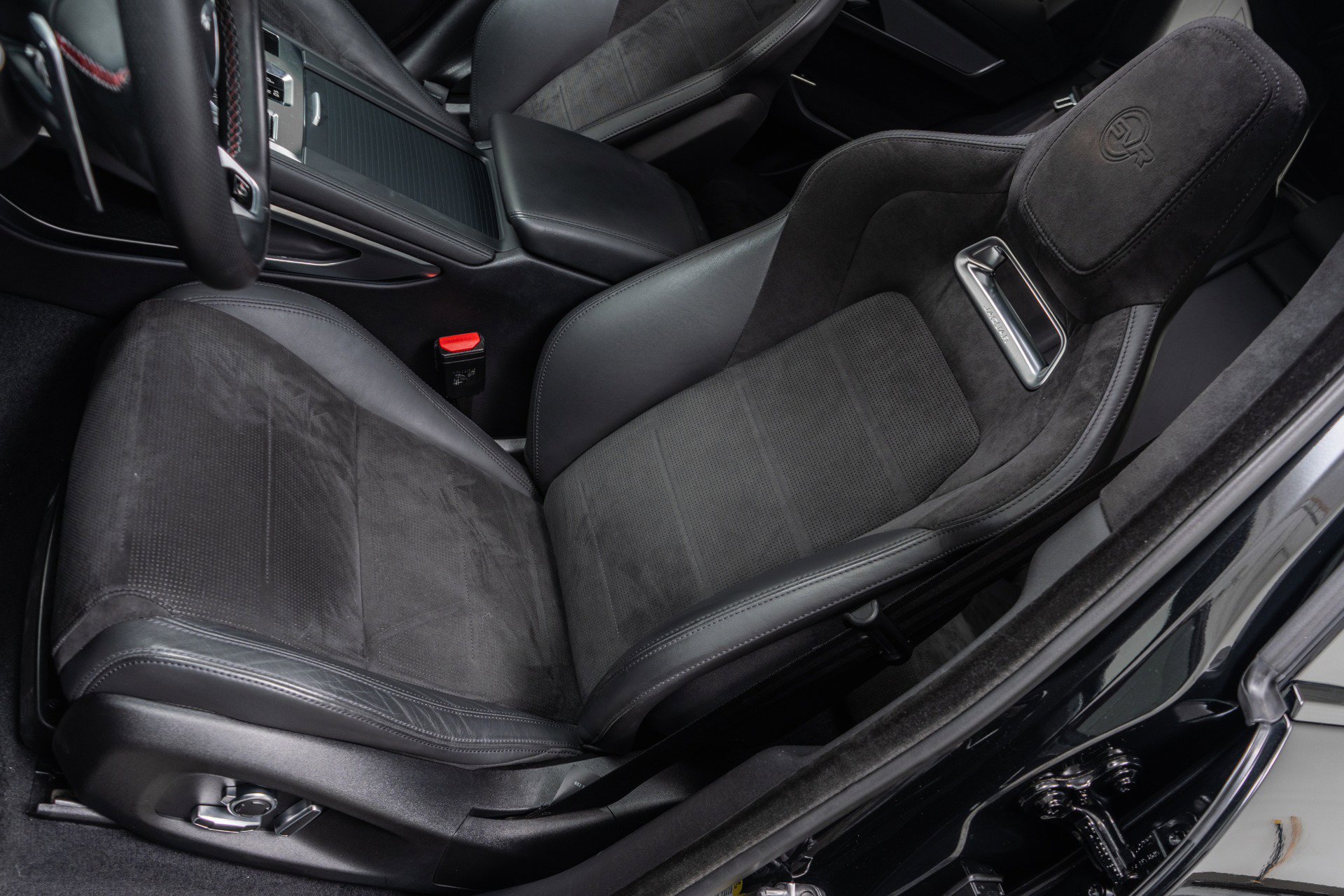 Used 2023 Jaguar F-PACE SVR image 24