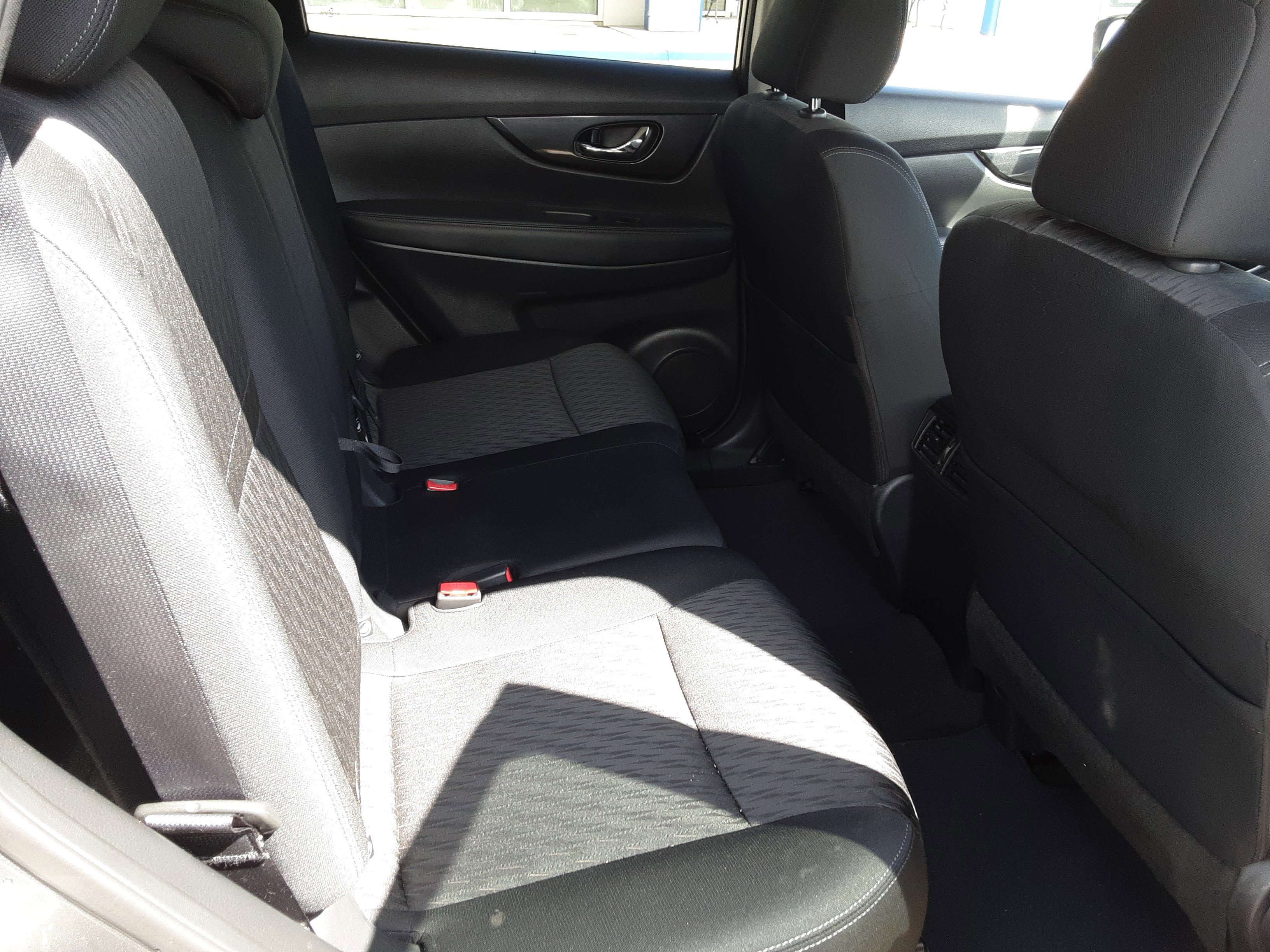 Used 2018 Nissan Rogue SV image 15