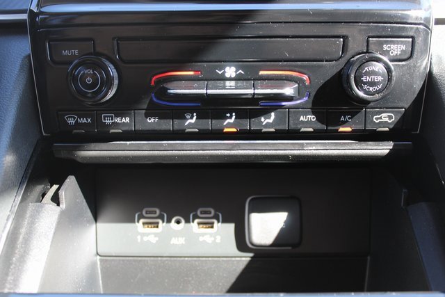 Used 2023 Jeep Grand Cherokee L Laredo image 13