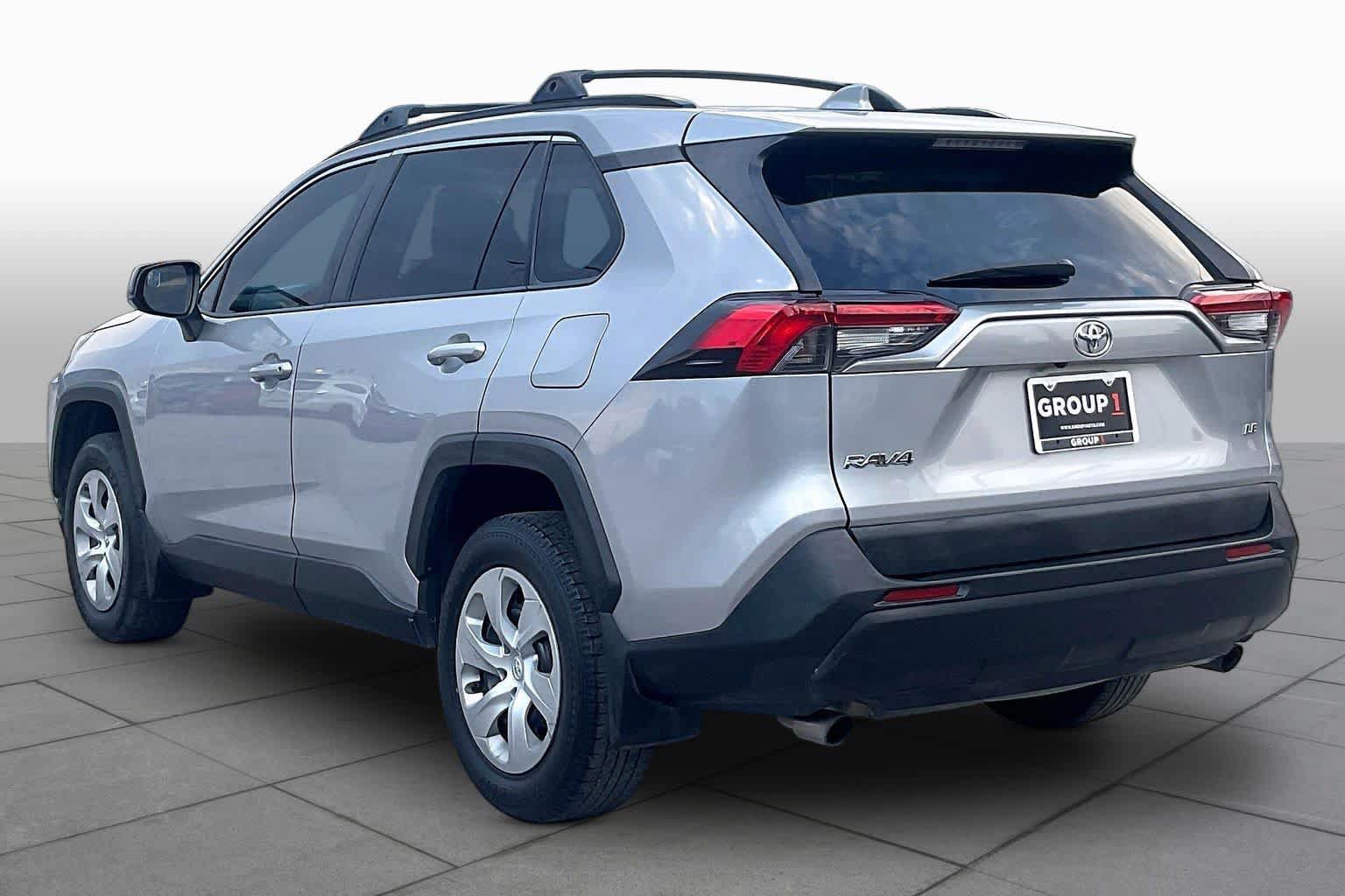 Used 2019 Toyota RAV4 LE FWD image 11