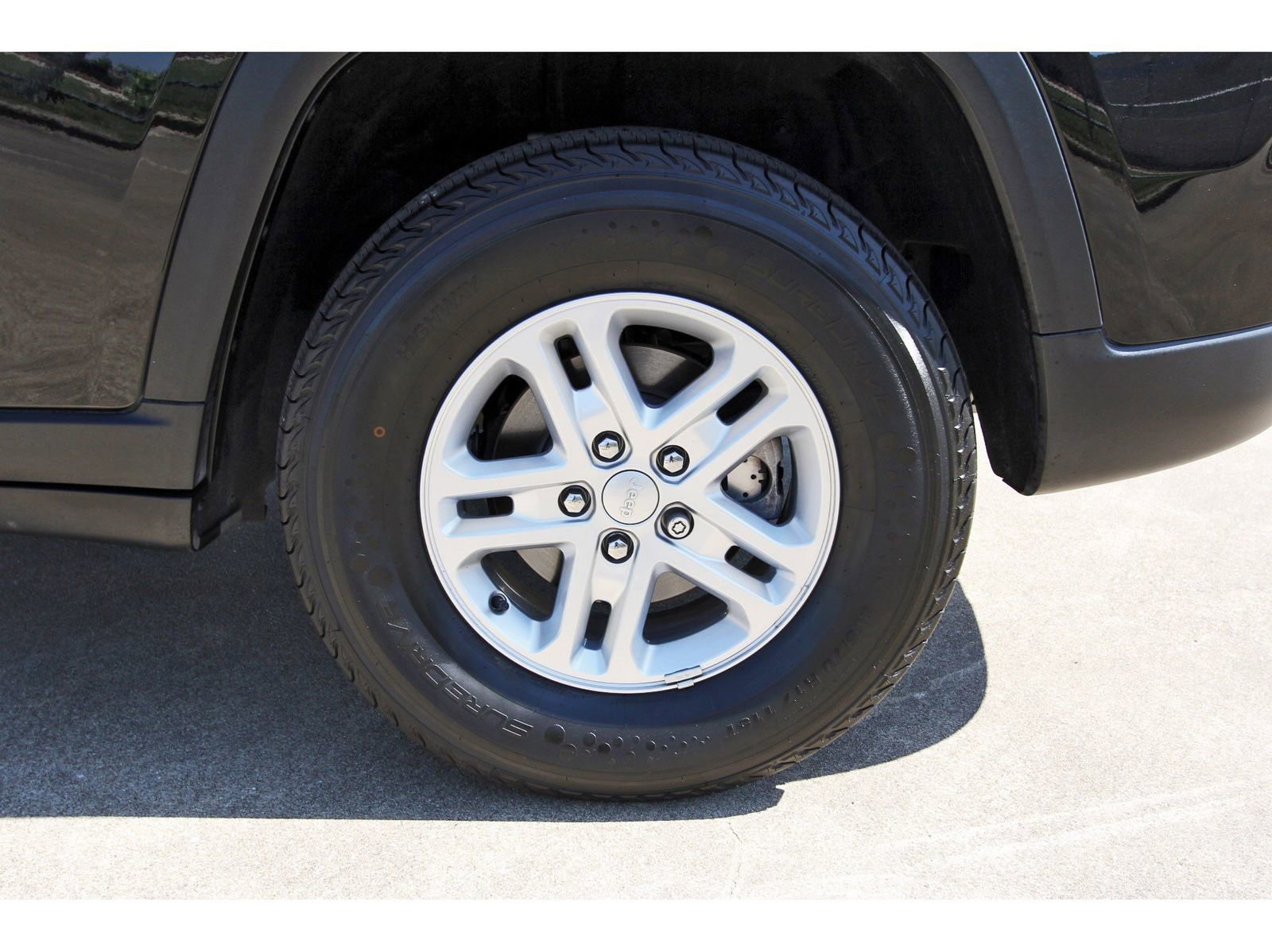 Used 2023 Jeep Grand Cherokee Laredo AWD/4WD image 31