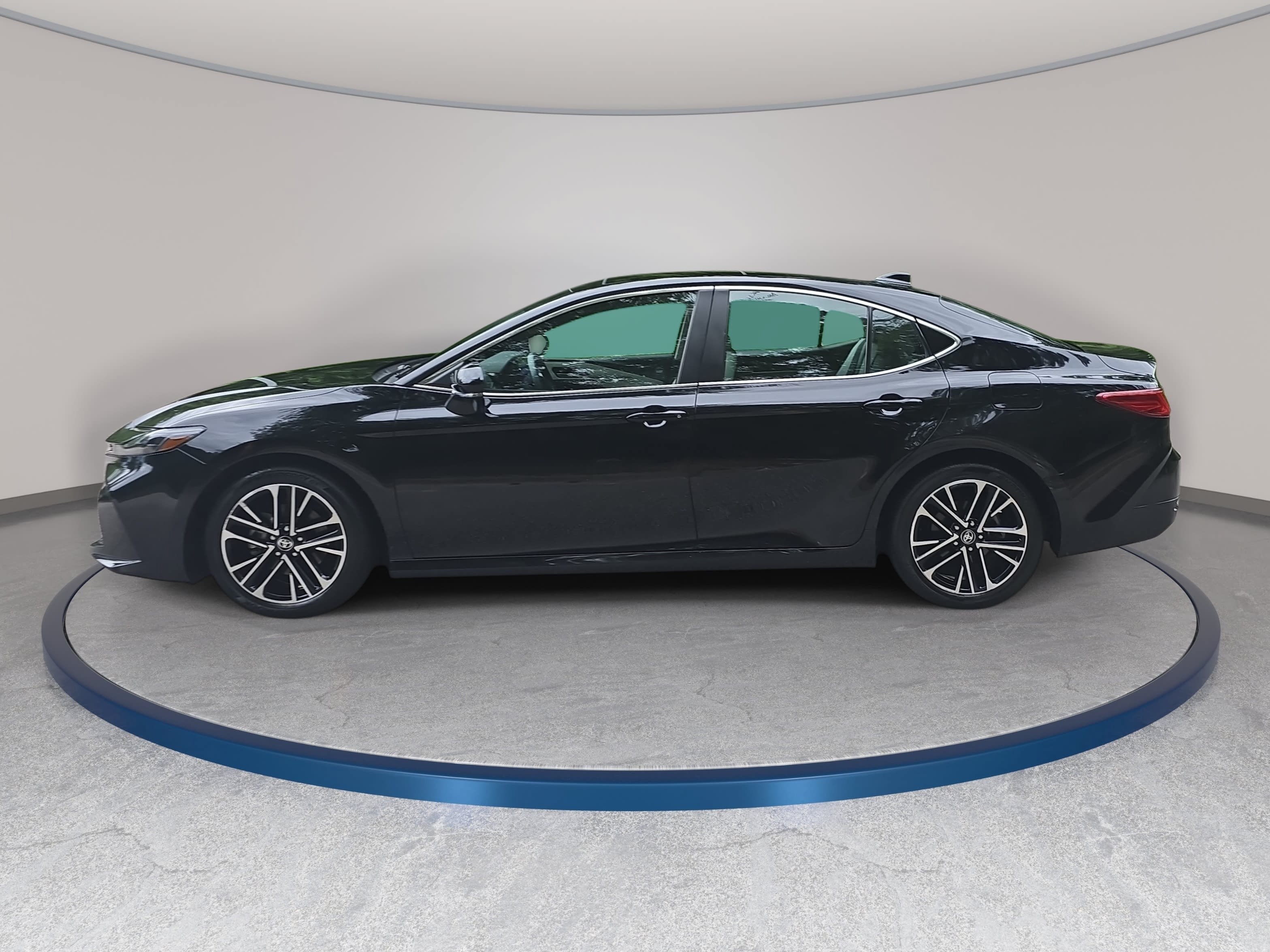 Used 2025 Toyota Camry XLE FWD image 8