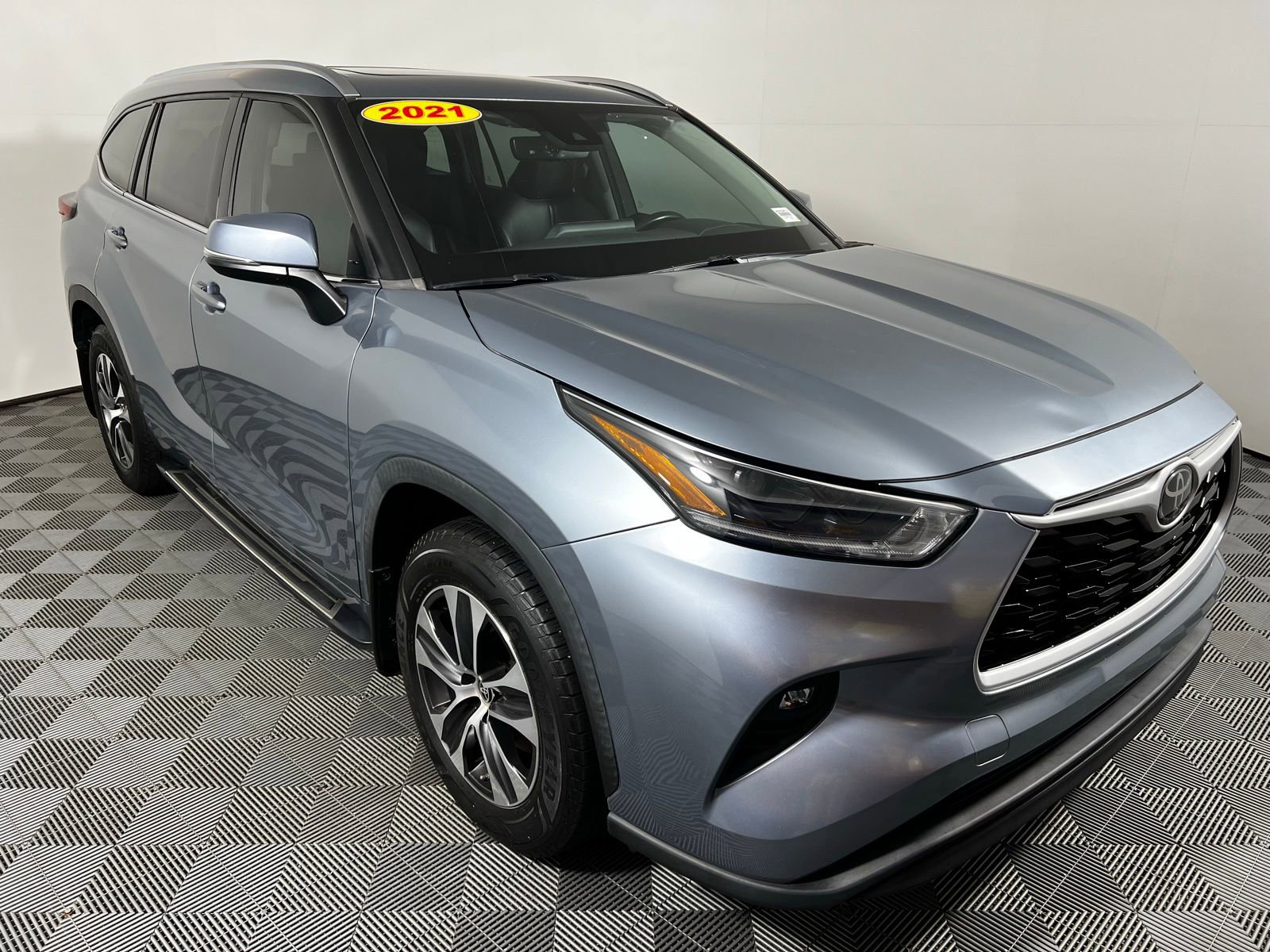 Used 2021 Toyota Highlander XLE FWD image 3