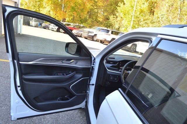 Used 2023 Jeep Grand Cherokee 4WD 4xe w/ Luxury Tech Group II image 15