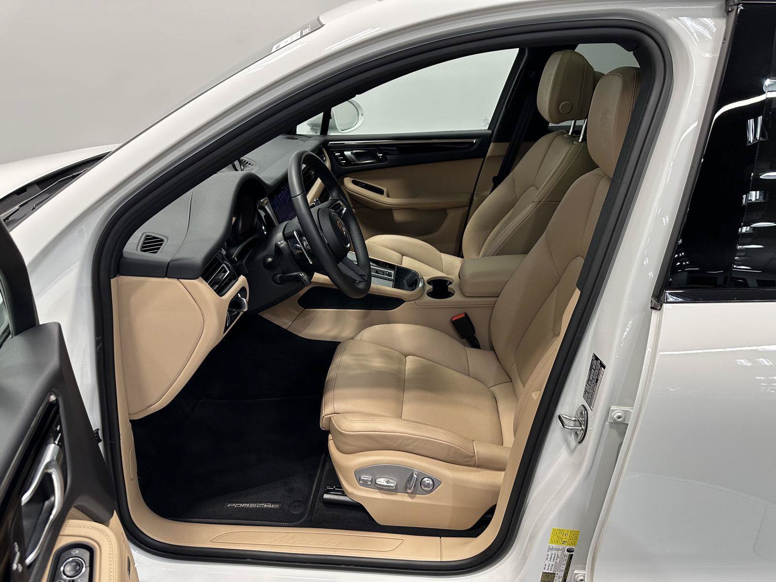 Certified 2025 Porsche Macan AWD/4WD image 17