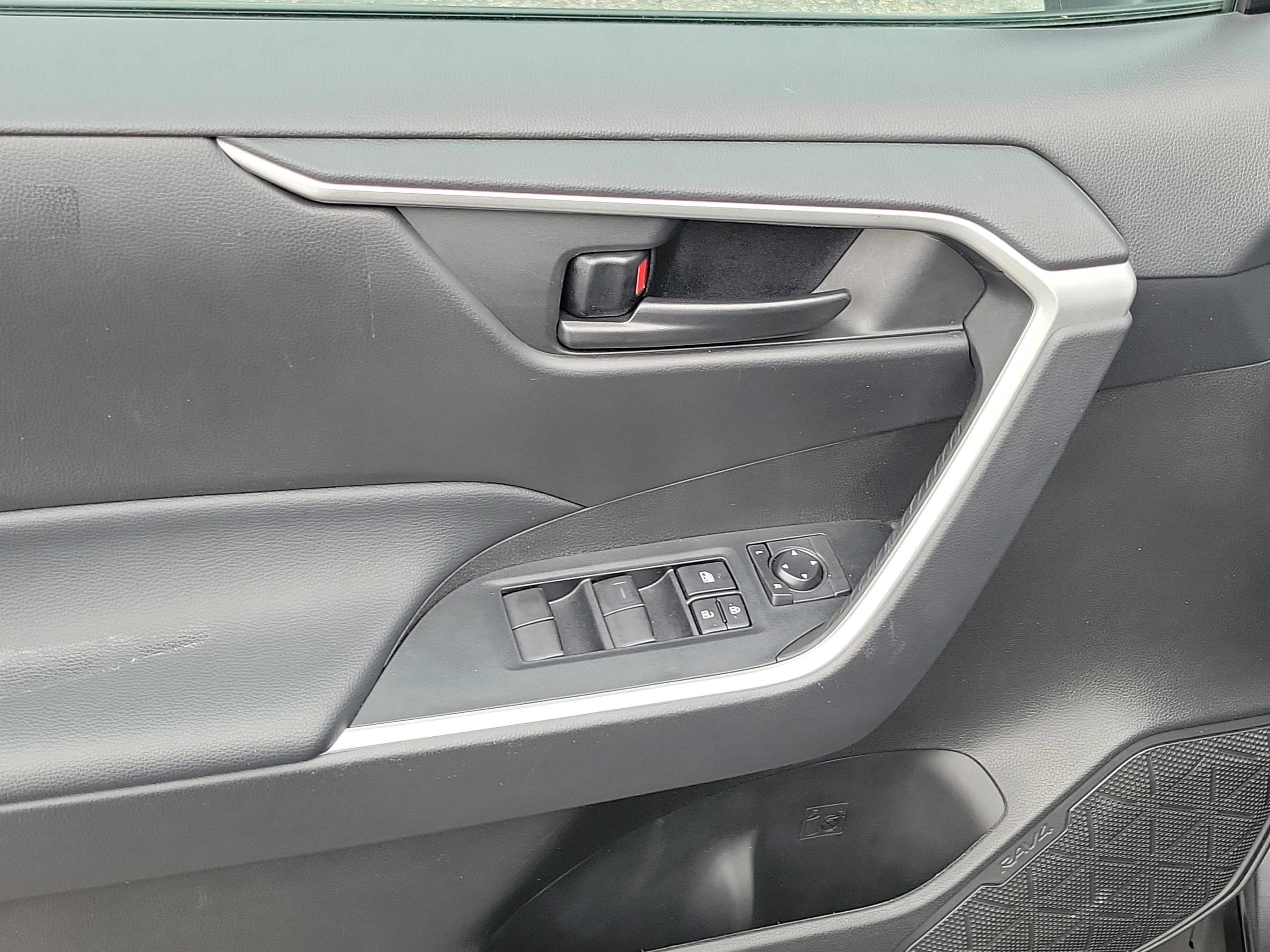 Used 2022 Toyota RAV4 LE image 20