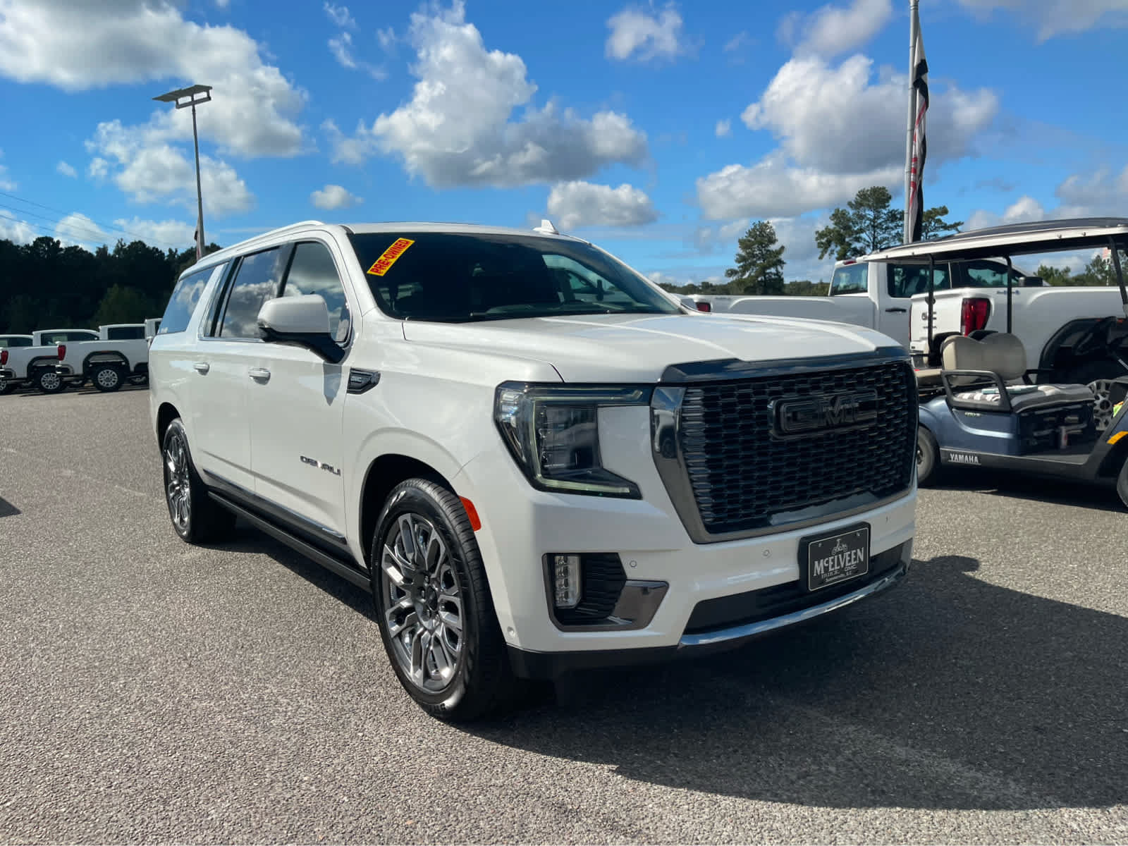 Used 2023 GMC Yukon XL Denali Ultimate AWD/4WD image 3