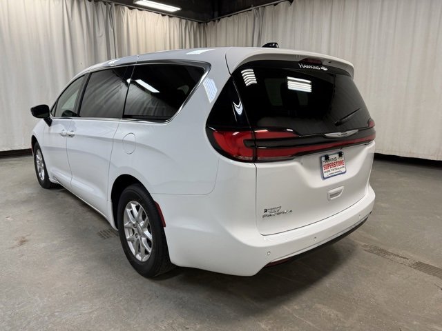 Used 2024 Chrysler Pacifica Touring-L image 6