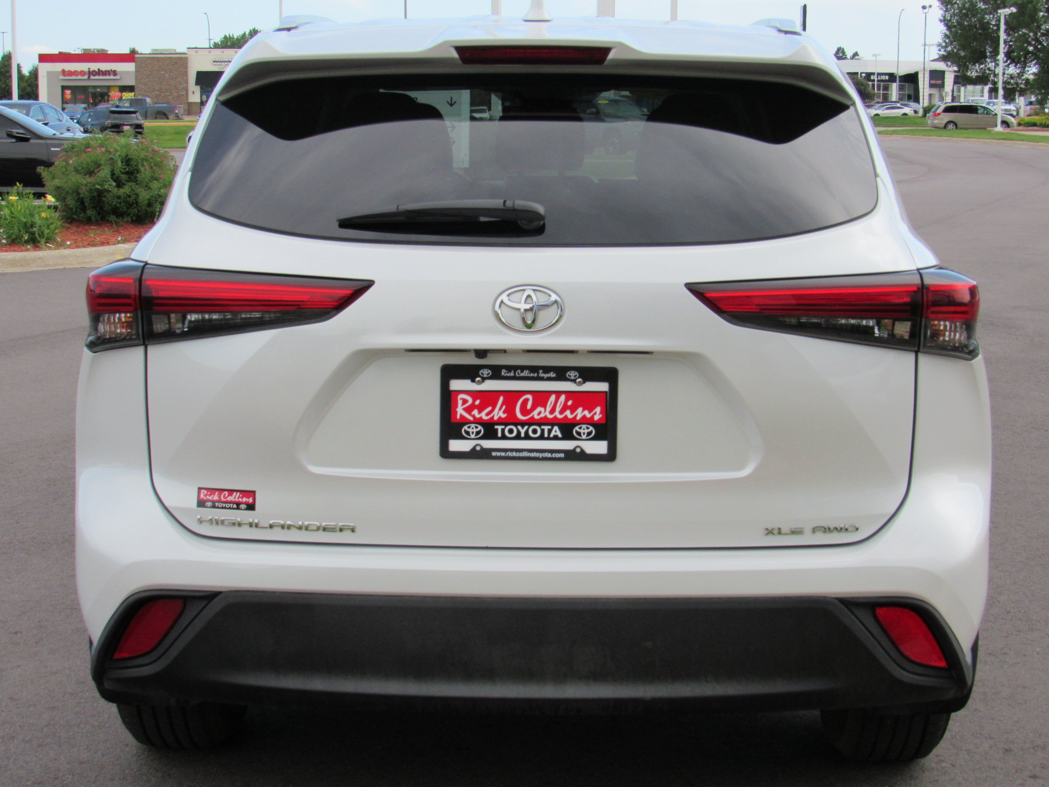 Used 2022 Toyota Highlander XLE AWD/4WD image 7