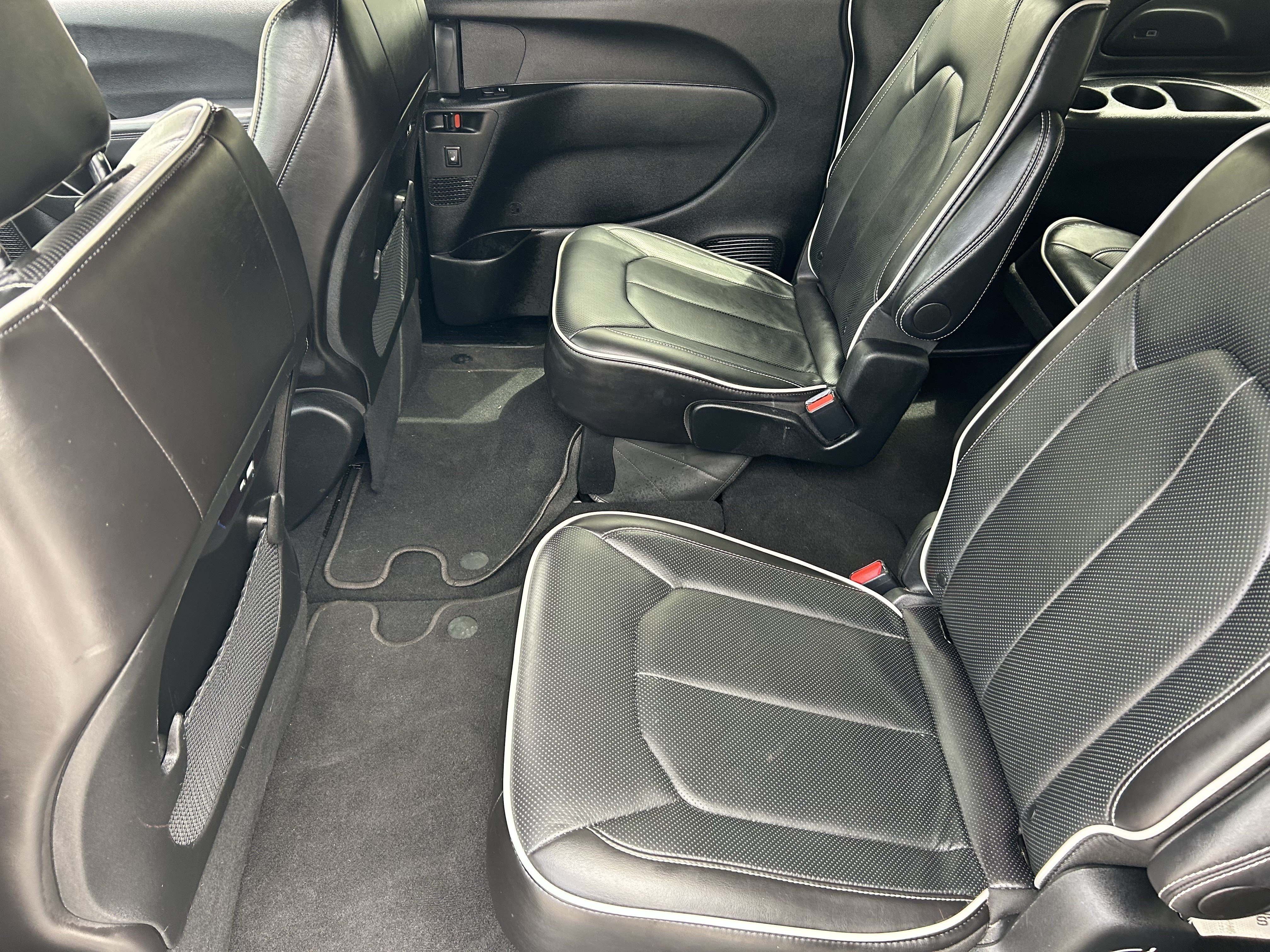 Used 2025 Chrysler Pacifica Limited FWD image 16