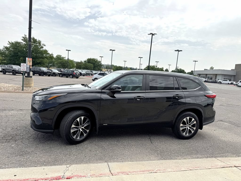 Used 2023 Toyota Highlander XLE AWD/4WD image 6