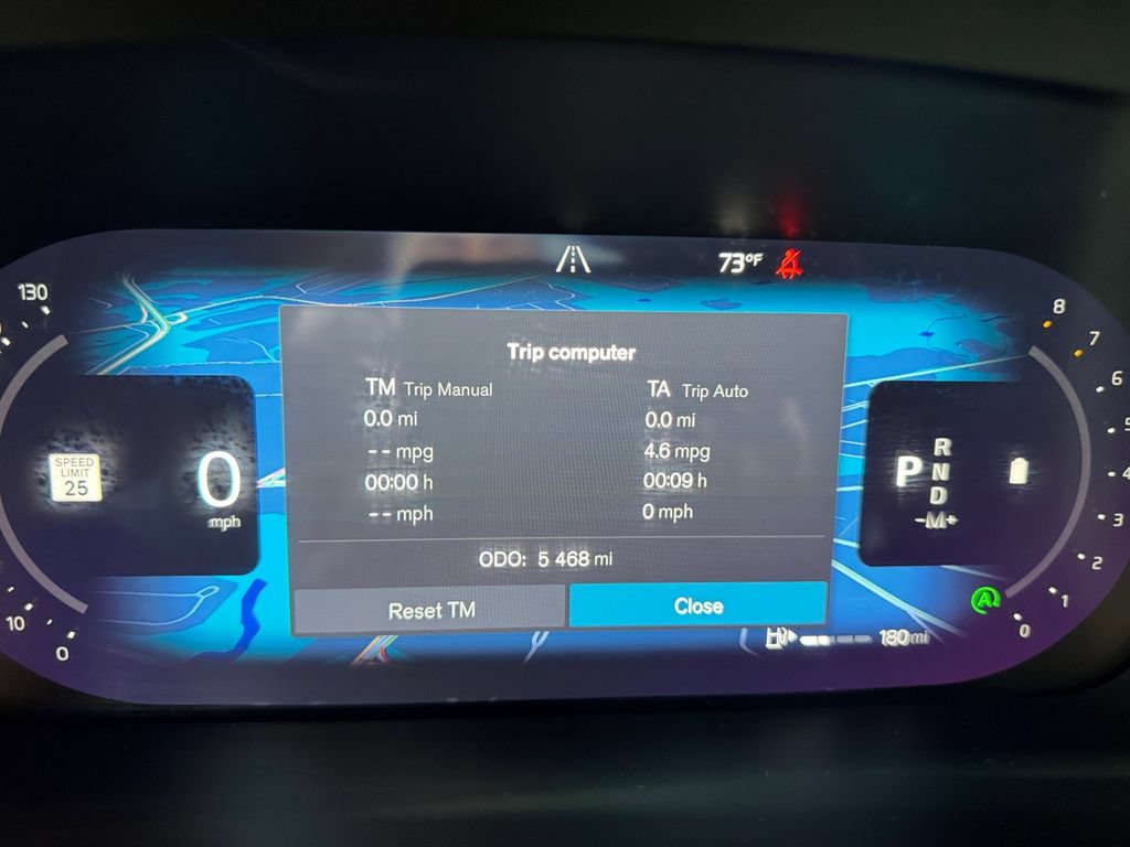 Certified 2025 Volvo XC40 B5 Plus AWD/4WD image 29