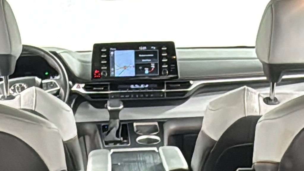 Used 2023 Toyota Sienna XSE image 18