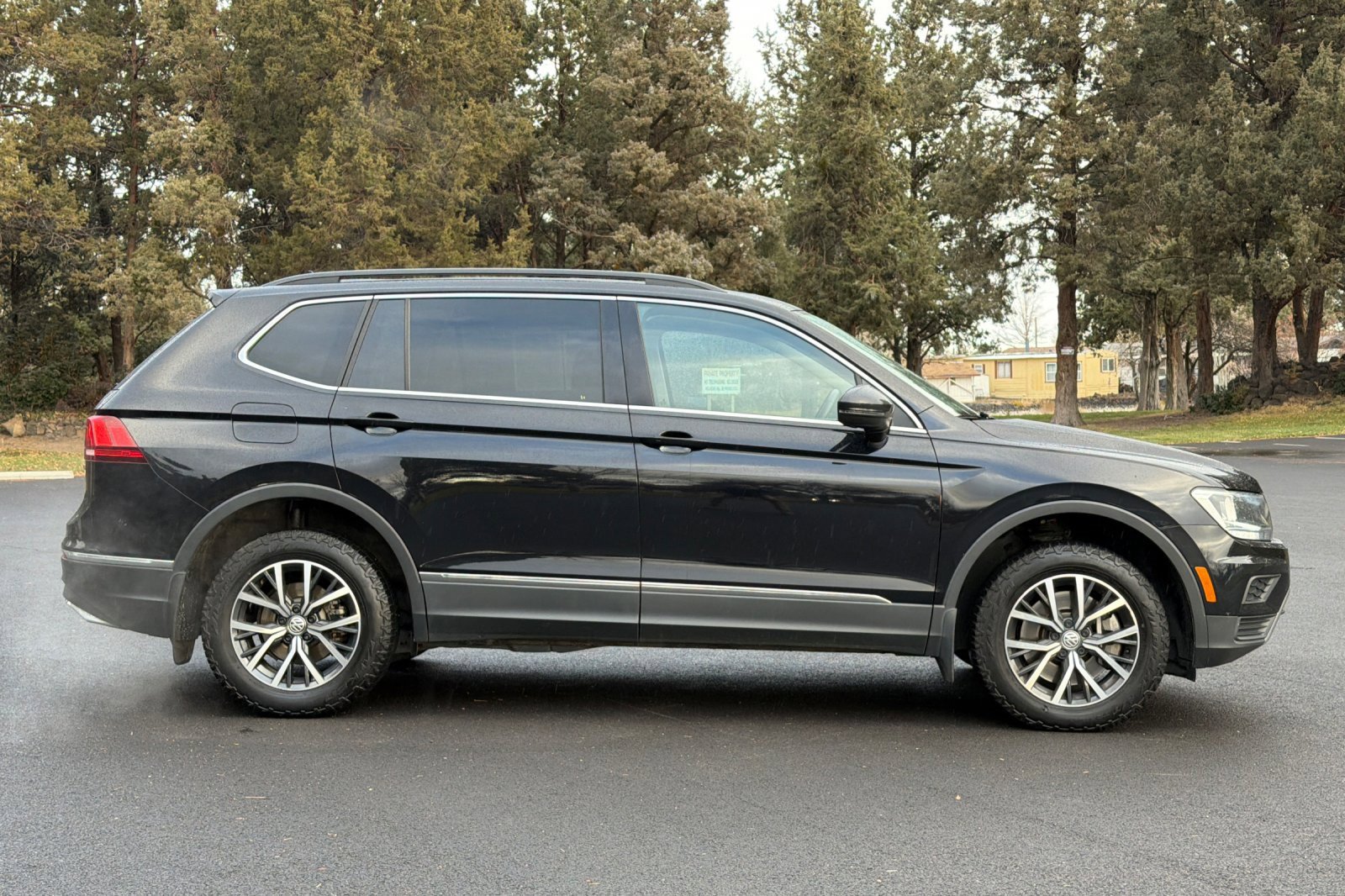 Used 2020 Volkswagen Tiguan SE w/ Panoramic Sunroof Package image 3