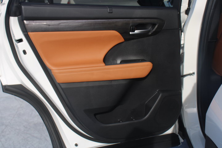 Certified 2025 Toyota Highlander Platinum AWD/4WD image 14