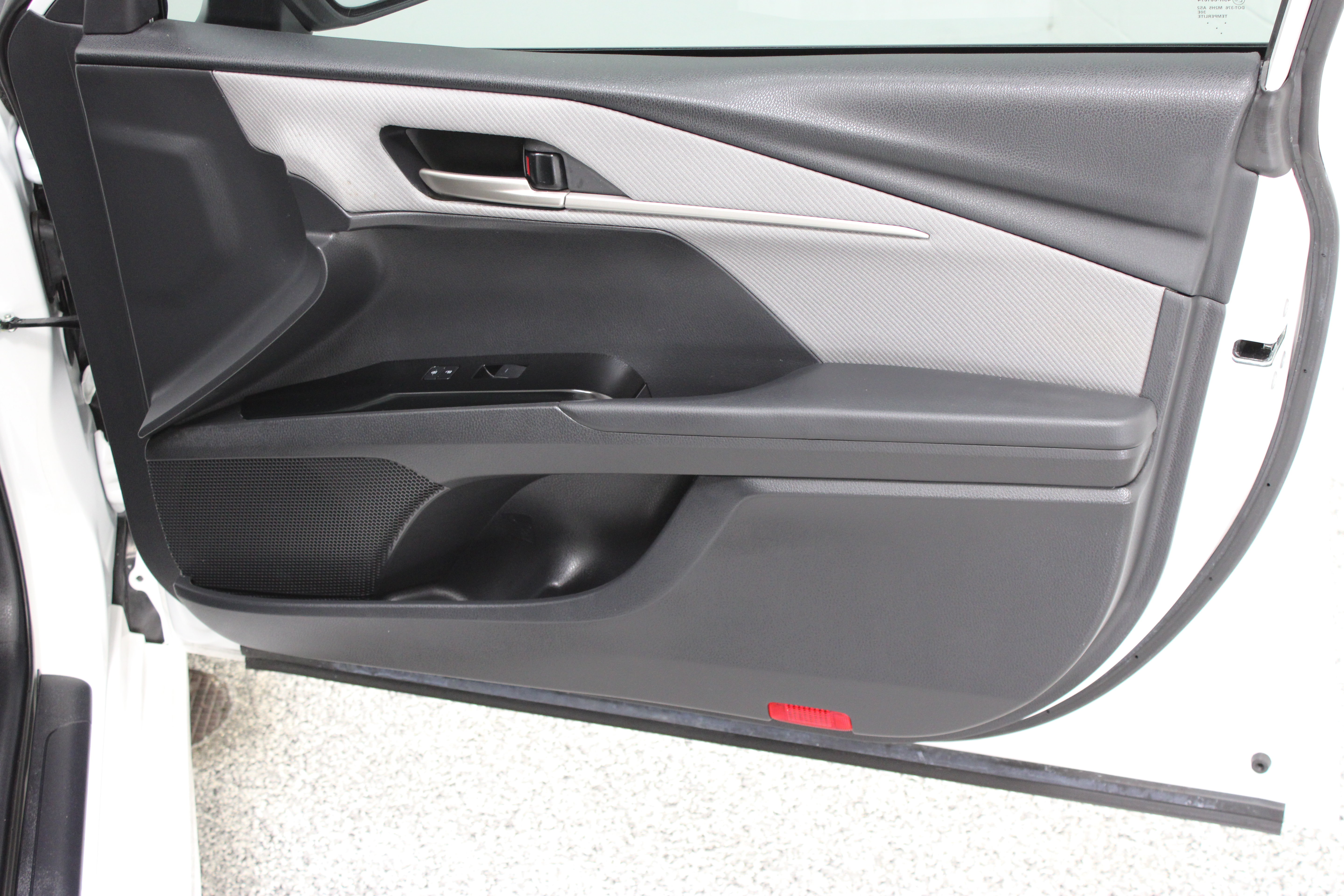 Used 2025 Toyota Camry SE w/ Convenience Package FWD image 34