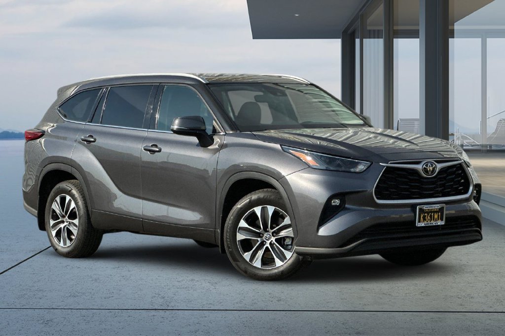 Used 2022 Toyota Highlander XLE AWD/4WD image 2