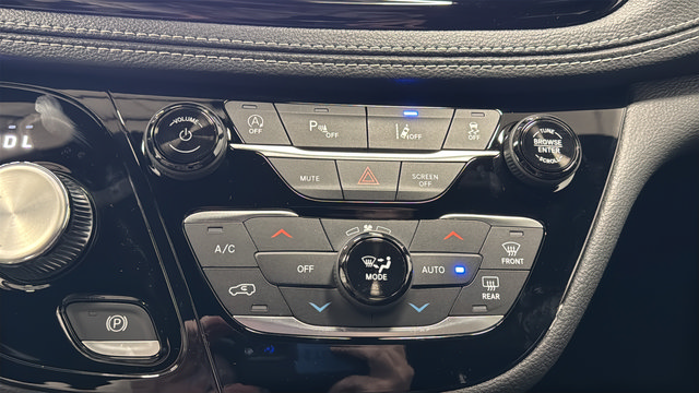 New 2026 Chrysler Pacifica Select AWD/4WD image 17