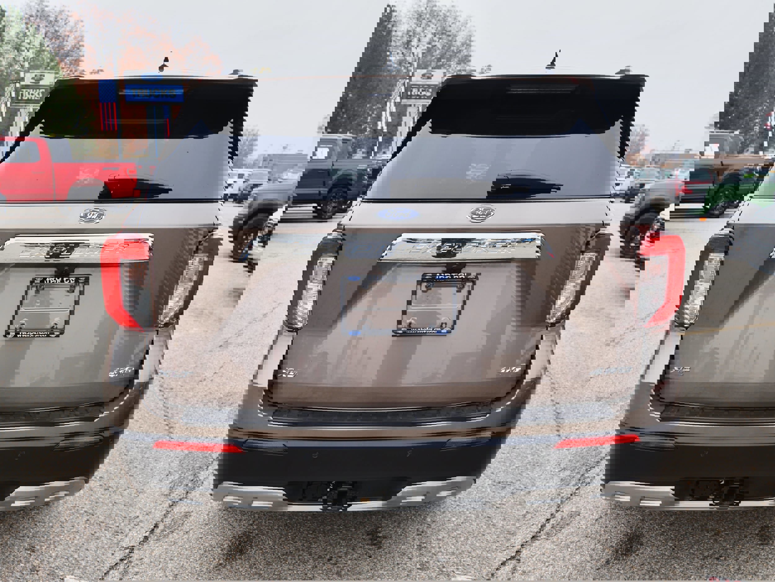 Used 2021 Ford Explorer XLT w/ Equipment Group 202A image 4