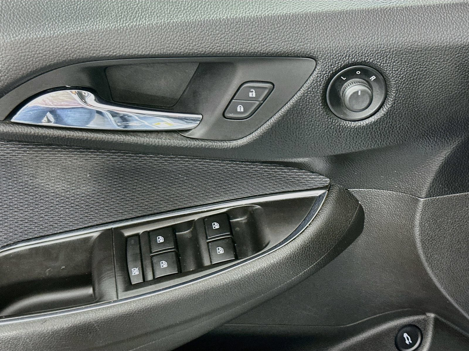 Used 2017 Chevrolet Cruze LS FWD image 17