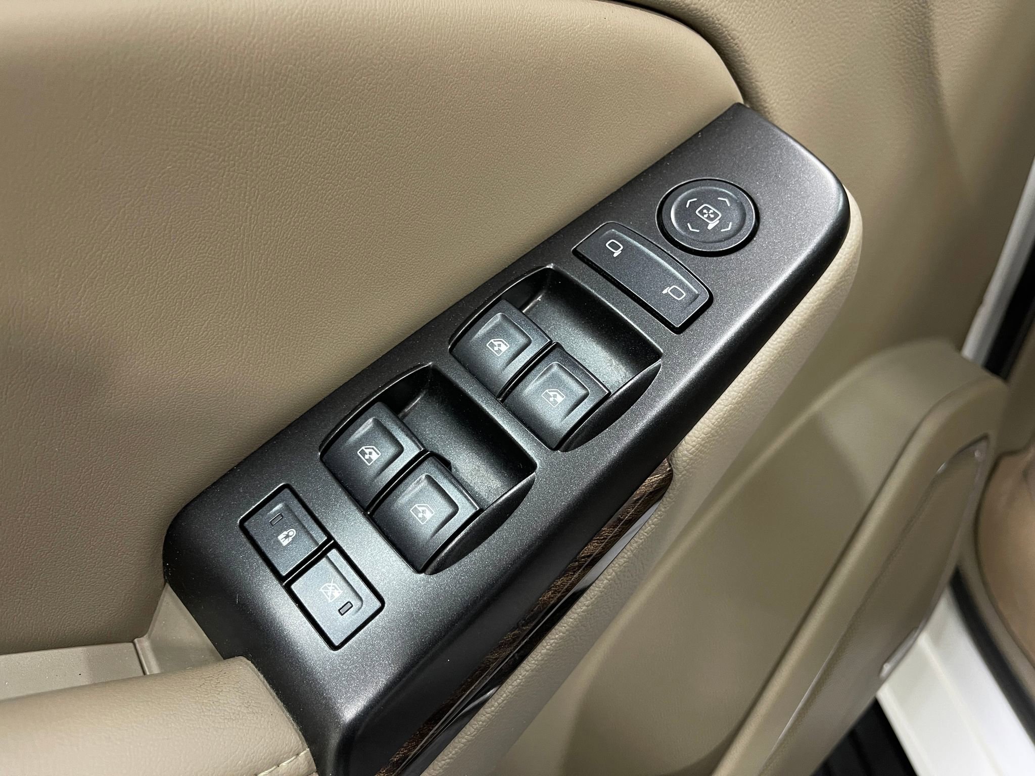 Used 2016 GMC Yukon SLE w/ HD Trailering Package image 14