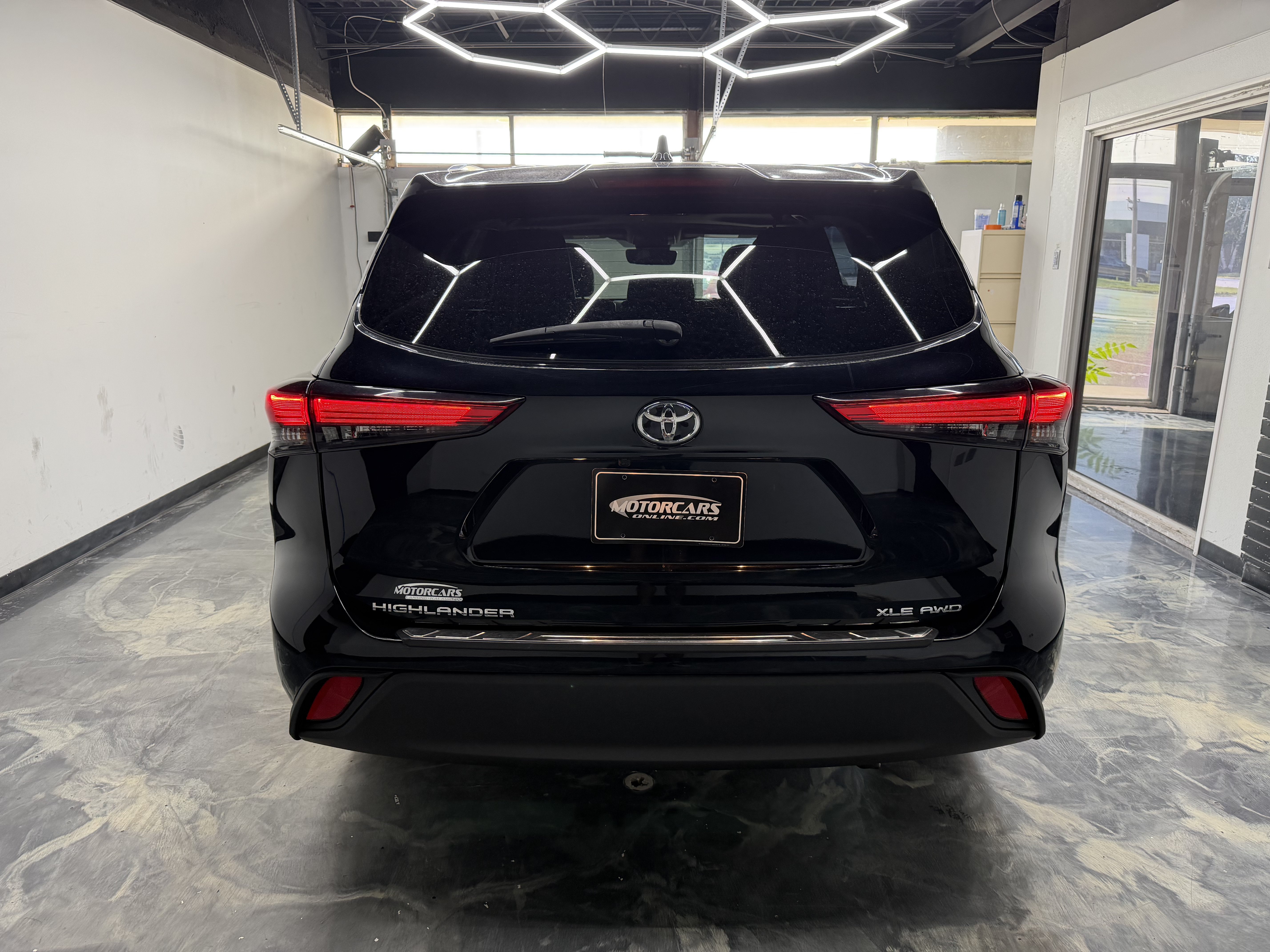 Used 2020 Toyota Highlander XLE AWD/4WD image 9