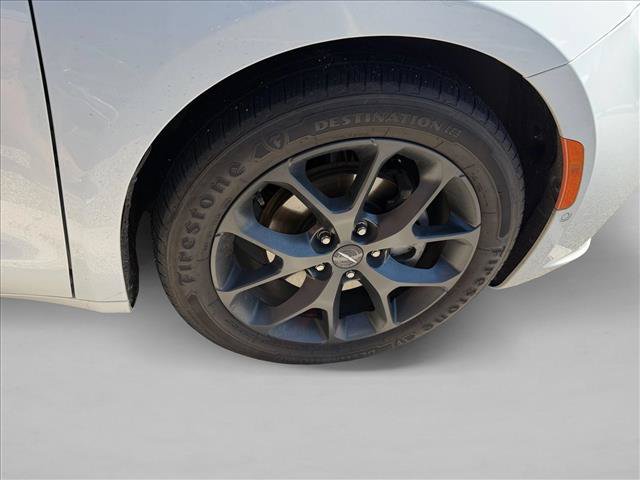 Used 2021 Chrysler Pacifica Touring-L w/ Uconnect Theater Family Group FWD image 10