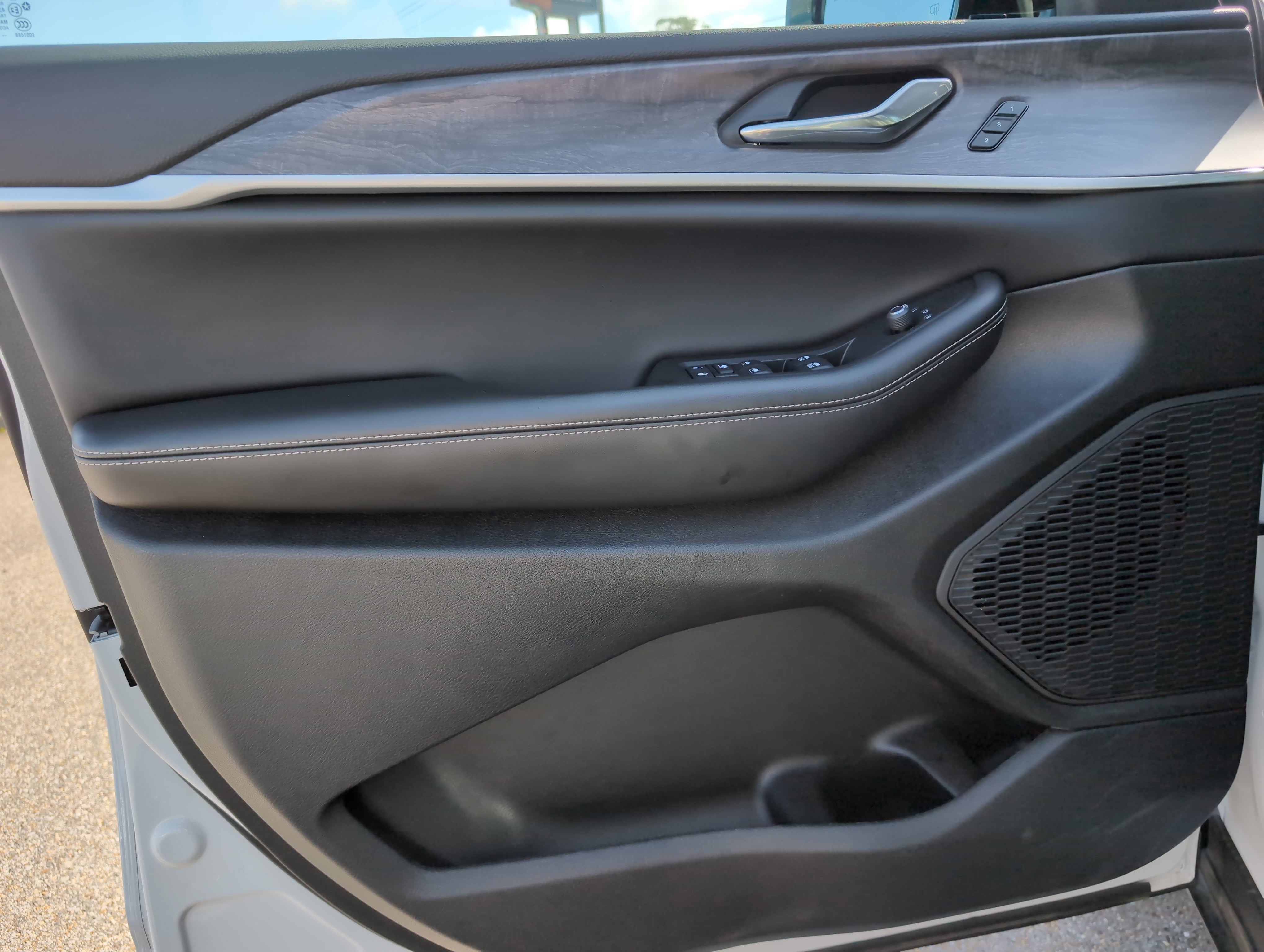 Used 2024 Jeep Grand Cherokee Limited w/ Black Appearance Package image 11