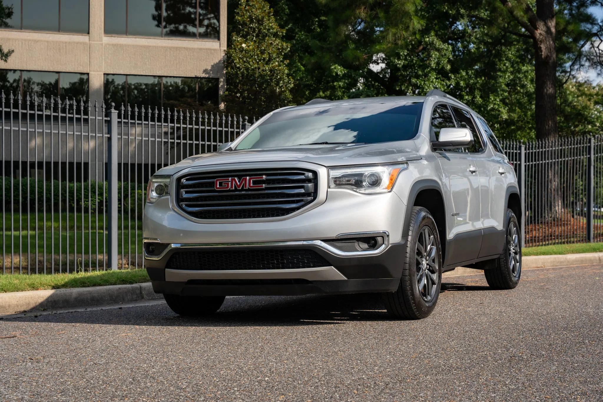 Used 2019 GMC Acadia SLT AWD/4WD image 2