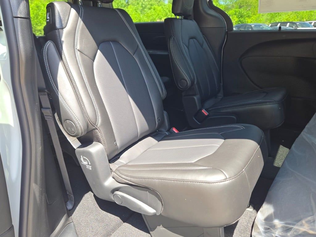New 2027 Chrysler Pacifica Select FWD image 10