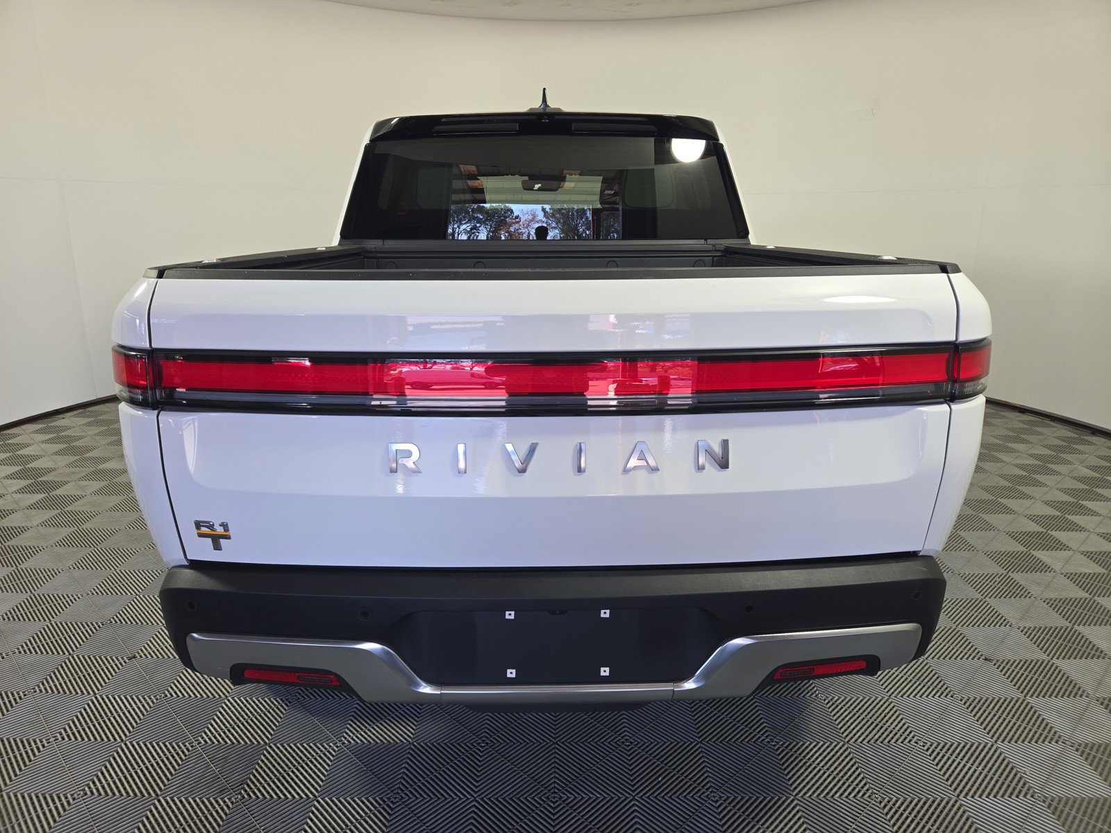 Used 2022 Rivian R1T Adventure image 4