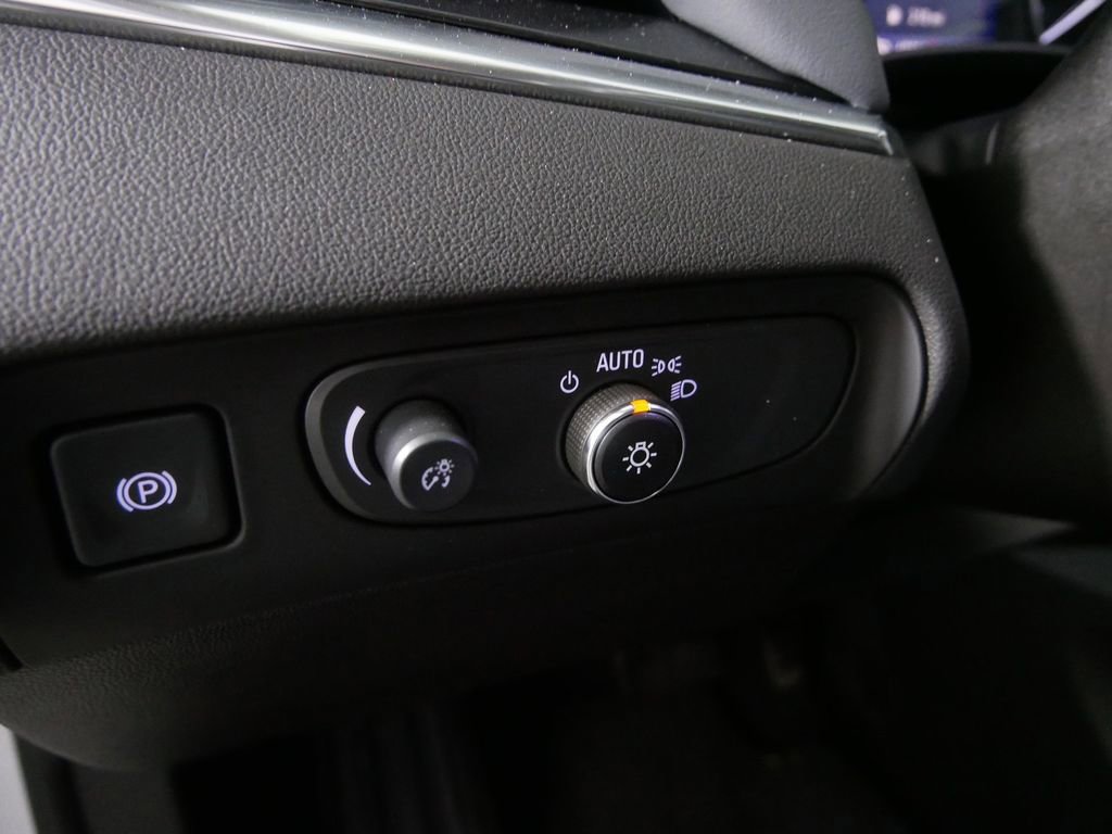 Used 2021 Buick Enclave Essence image 16