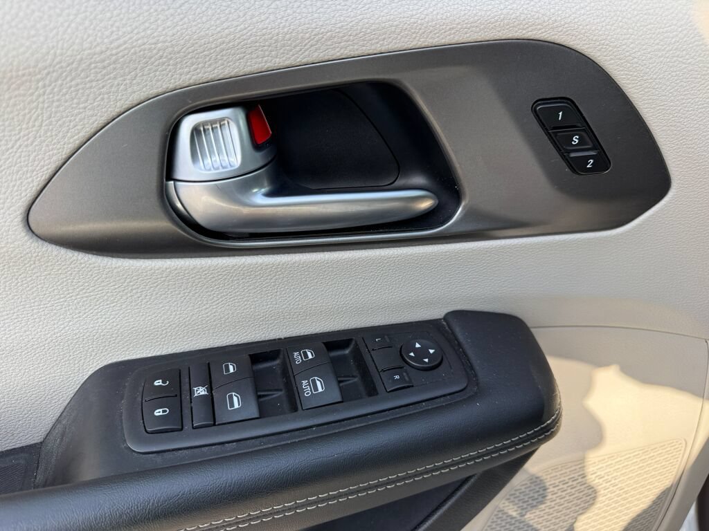 Used 2024 Chrysler Pacifica Touring-L FWD image 22