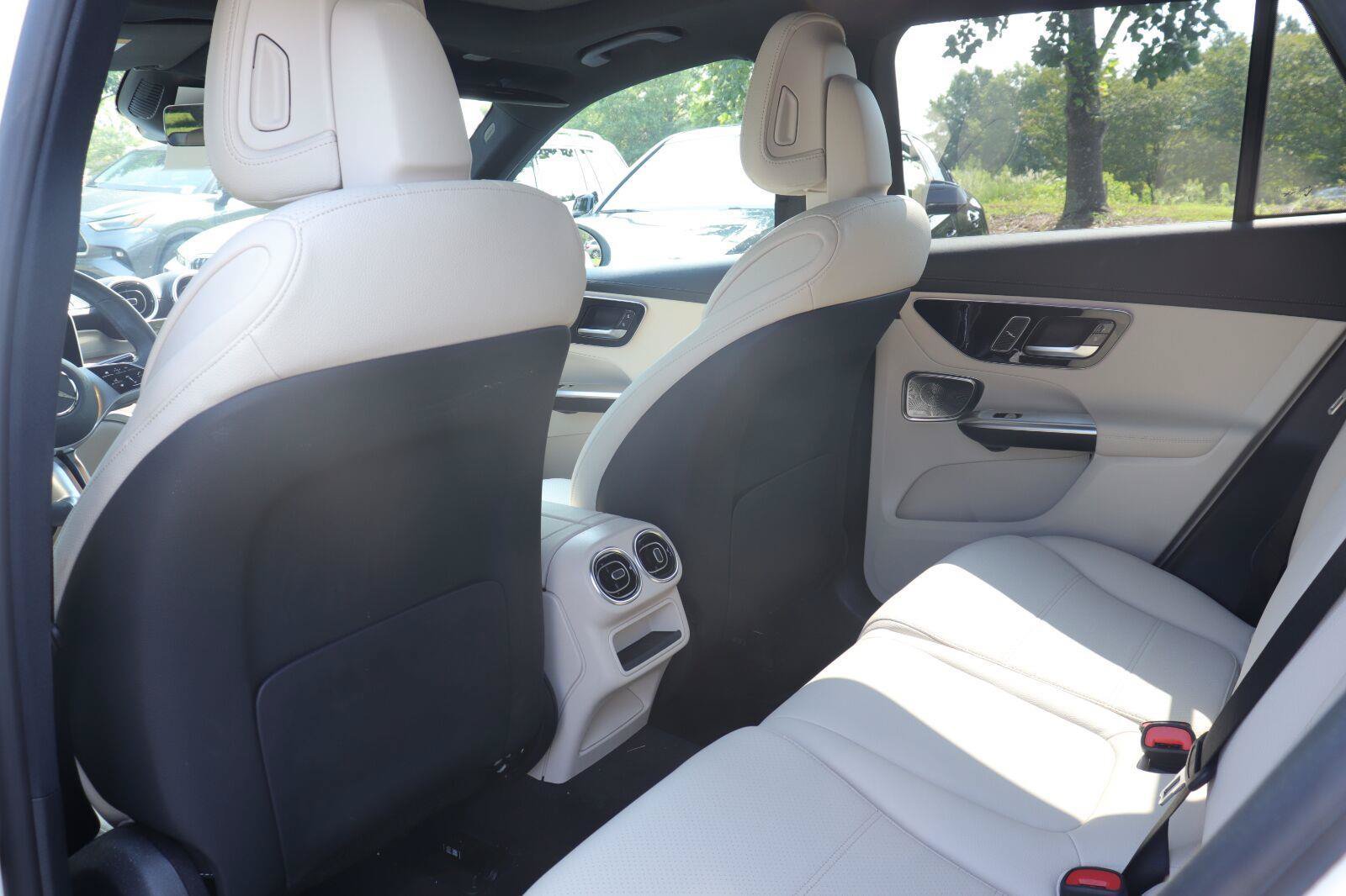 Used 2024 Mercedes-Benz GLC 300 4MATIC image 9