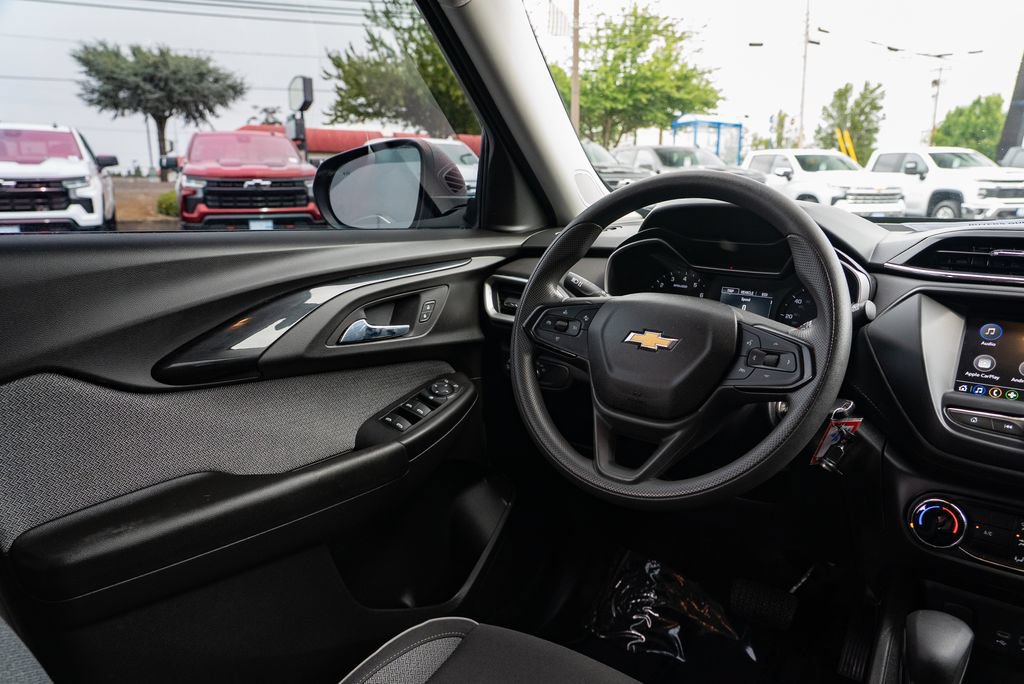 Used 2021 Chevrolet TrailBlazer LS w/ LPO, Blackout Package FWD image 11