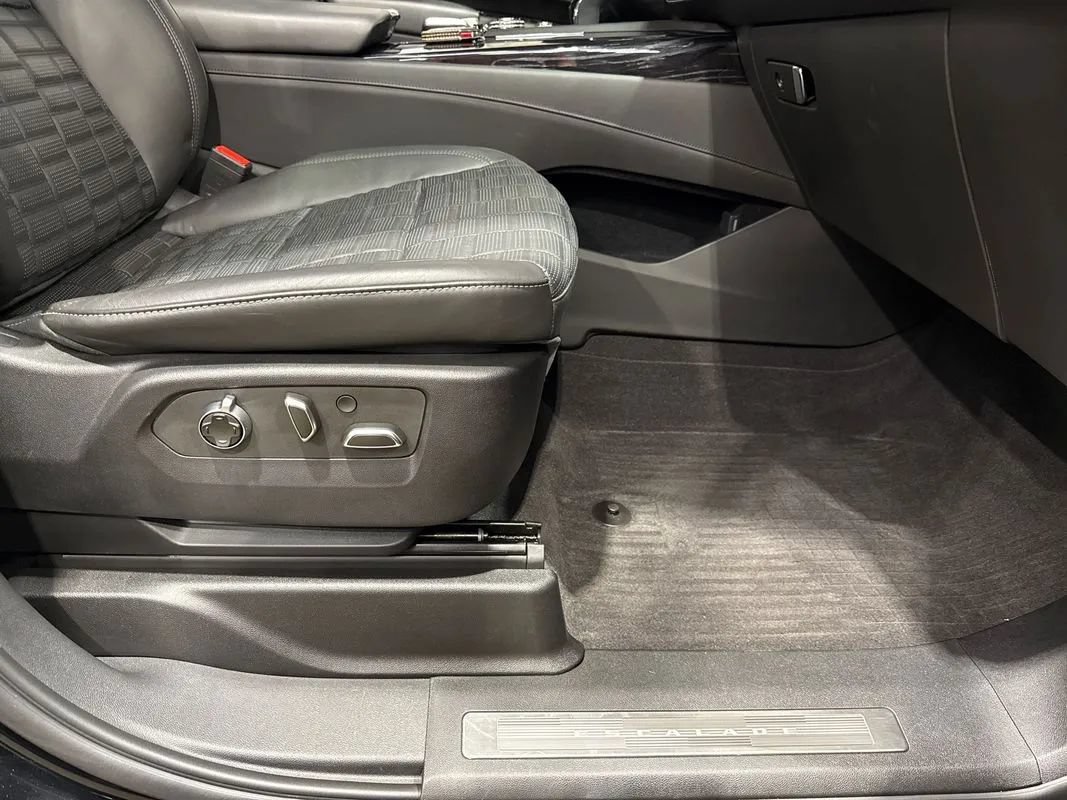 Used 2023 Cadillac Escalade ESV V AWD/4WD image 78
