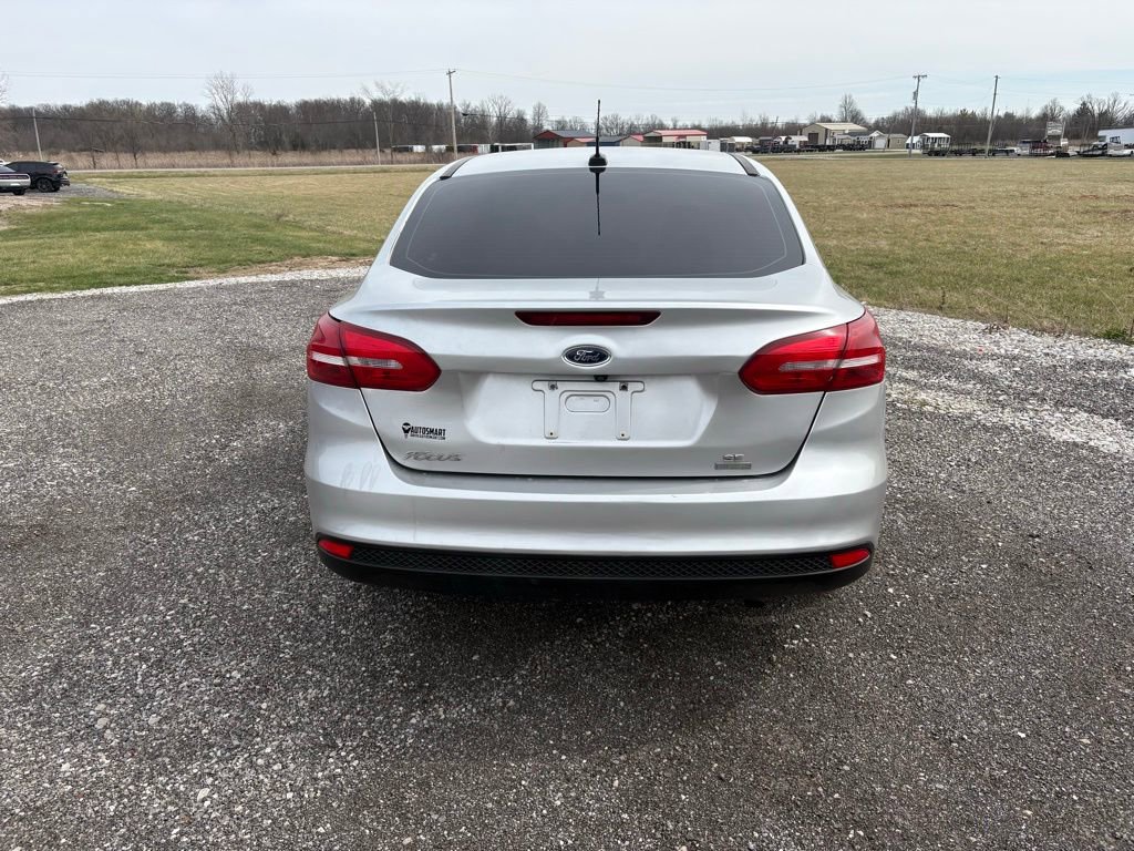 Used 2018 Ford Focus SE w/ SE Appearance Package image 4