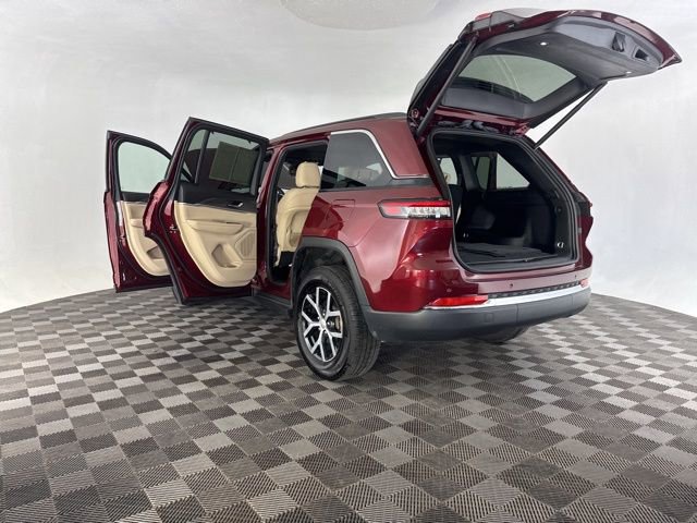 Used 2024 Jeep Grand Cherokee Limited w/ Luxury Tech Group II image 20