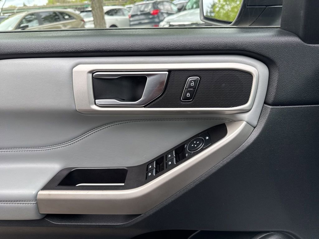 Used 2022 Ford Explorer XLT w/ Equipment Group 202A AWD/4WD image 19