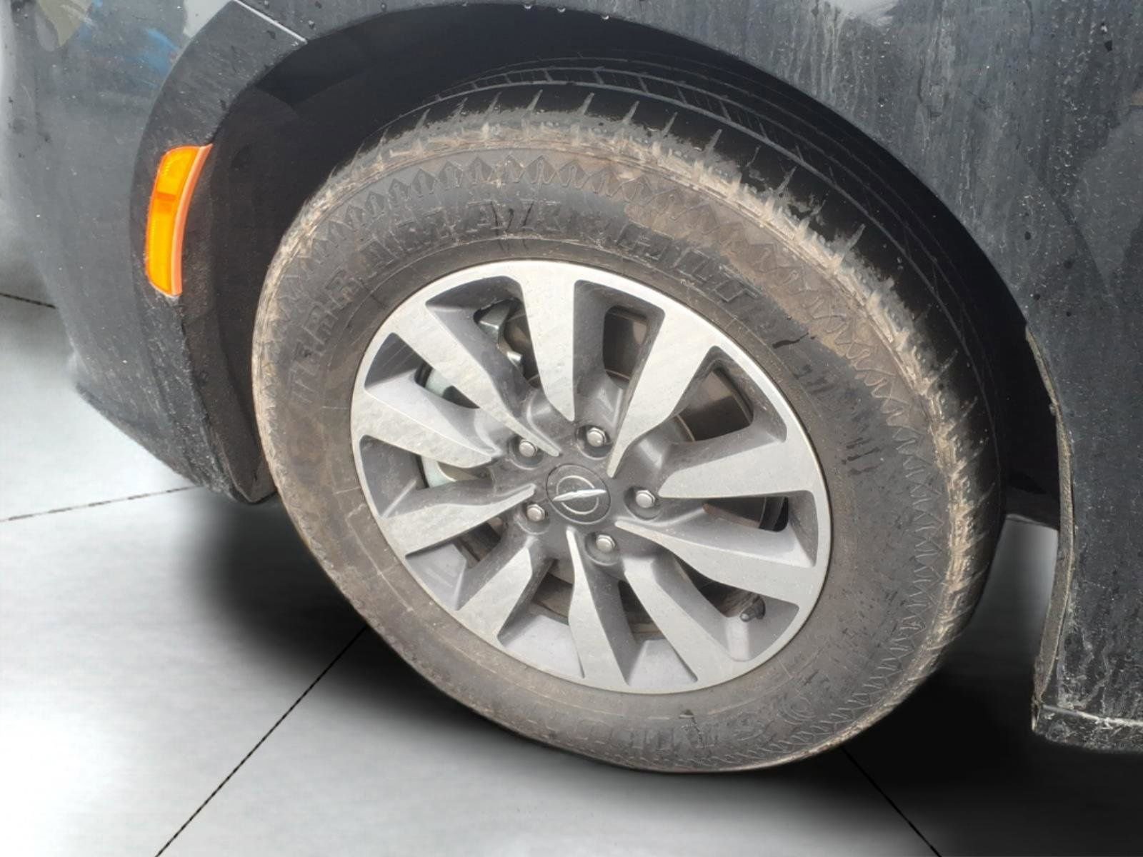 Used 2024 Chrysler Pacifica Select image 23