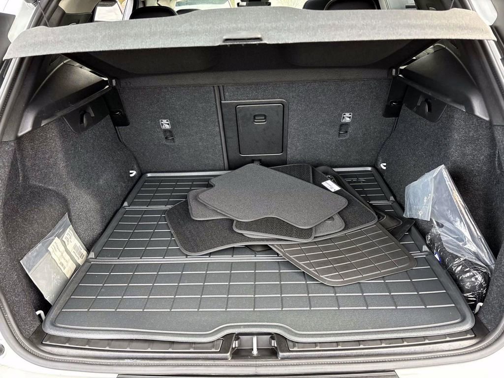 Used 2025 Volvo XC40 B5 Core w/ Protection Package Premier image 9